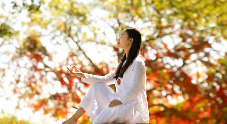Mulher em meditação com luz solar, simbolizando clareza mental e alinhamento interno para atrair oportunidades.